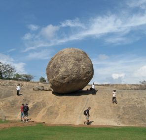 שני שבילים אל הים